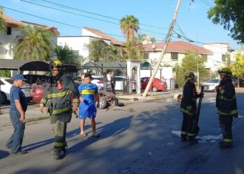 Joven.choca su auto contra un poste y derriba transformador