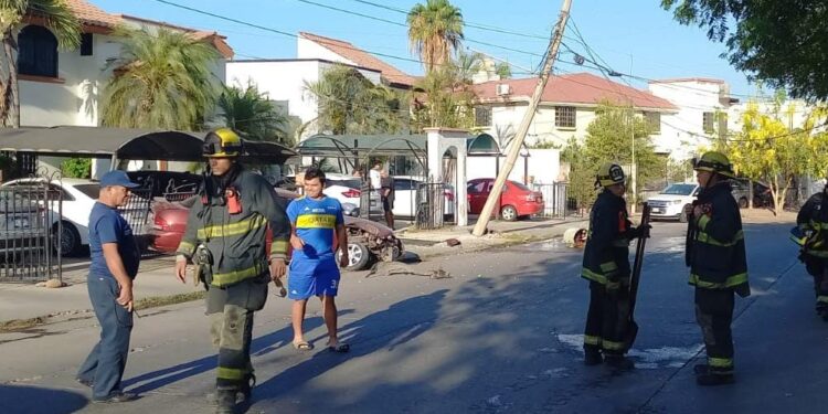 Joven.choca su auto contra un poste y derriba transformador