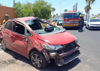Giselle resulta herida al volcarse su camioneta en el Distribuidor vial del Humaya