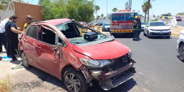 Giselle resulta herida al volcarse su camioneta en el Distribuidor vial del Humaya