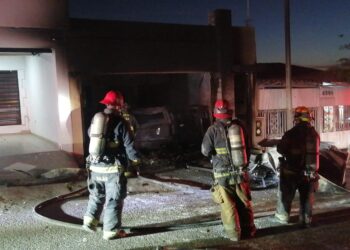 Incendio consume casa y camioneta en Lomas de San Isidro