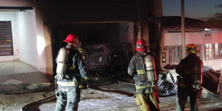 Incendio consume casa y camioneta en Lomas de San Isidro