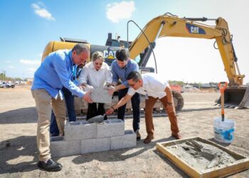 Colocan la primera piedra de la cuarta sucursal de Walmart