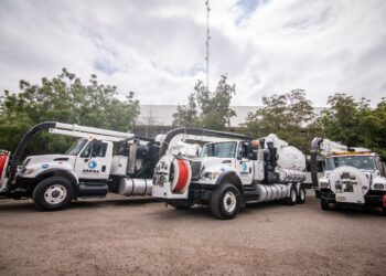Juan de Dios Gámez entrega tres equipos vactor a la JAPAC