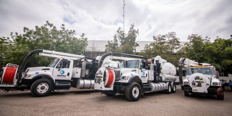 Juan de Dios Gámez entrega tres equipos vactor a la JAPAC