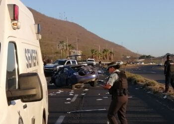 Muere un hombre adulto al volcarse el auto que conducía está mañana