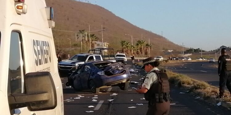 Muere un hombre adulto al volcarse el auto que conducía está mañana