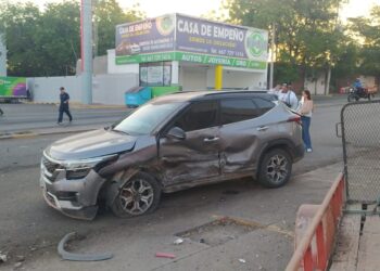 Pareja adulta resulta herida al chocar camioneta y automóvil en la 6 de Enero