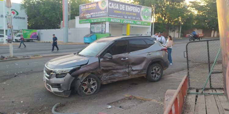 Pareja adulta resulta herida al chocar camioneta y automóvil en la 6 de Enero