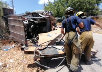 Graves heridas sufrió uno de dos operadores de una retroexcavadora en Montebello