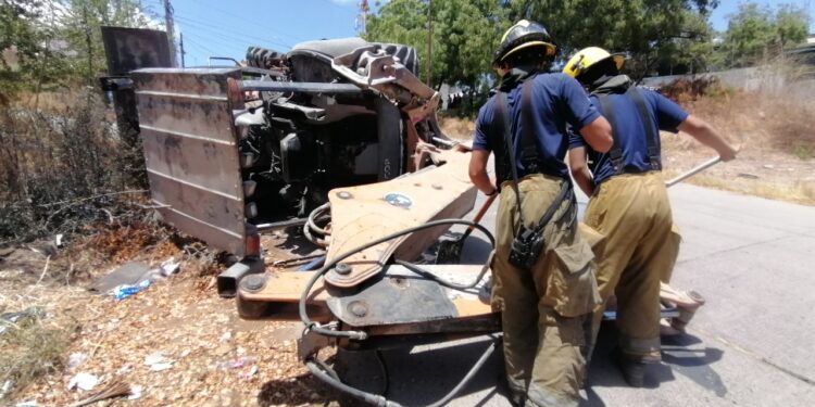 Graves heridas sufrió uno de dos operadores de una retroexcavadora en Montebello