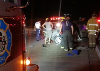 Herida familia al chocar auto contra una palmera