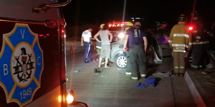 Herida familia al chocar auto contra una palmera