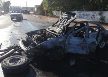 Choca automóvil contra camioneta y se incendia en Bacurimi
