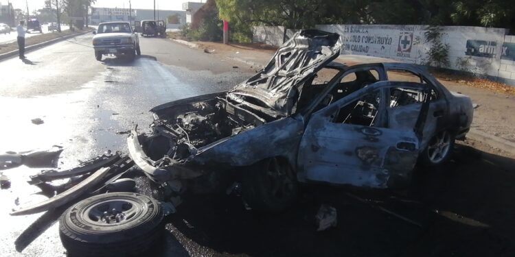 Choca automóvil contra camioneta y se incendia en Bacurimi