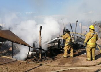 Incendio consume 2 casas de cartón y material reciclable en la Miguel de La Madrid