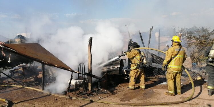 Incendio consume 2 casas de cartón y material reciclable en la Miguel de La Madrid