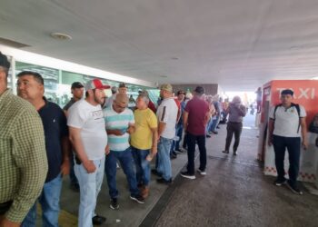 Agricultores llegan al Aeropuerto de Culiacán y hacen valla humana
