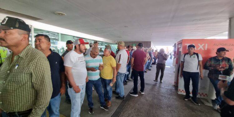 Agricultores llegan al Aeropuerto de Culiacán y hacen valla humana