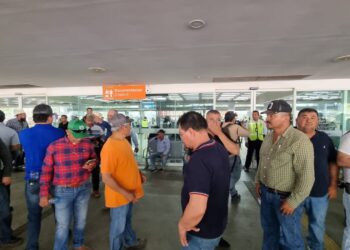 Agricultores llegan al Aeropuerto de Culiacán y hacen valla humana