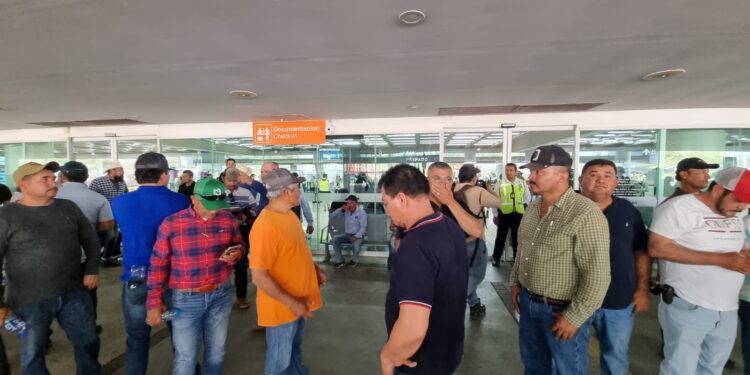 Agricultores llegan al Aeropuerto de Culiacán y hacen valla humana