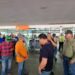 Agricultores llegan al Aeropuerto de Culiacán y hacen valla humana