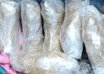 Aseguran paquetes con “Cristal” ocultos entre bolsas de mano y ropa en Culiacán