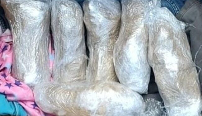 Aseguran paquetes con “Cristal” ocultos entre bolsas de mano y ropa en Culiacán