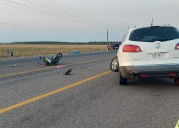 Muere mujer y una pareja resulta lesionada en choque de automóvil y motocicleta