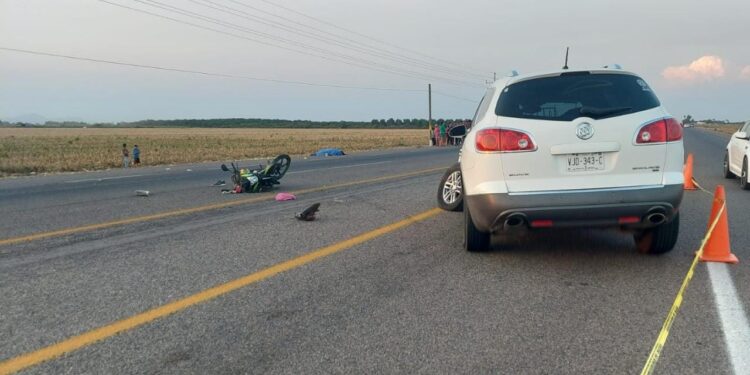 Muere mujer y una pareja resulta lesionada en choque de automóvil y motocicleta