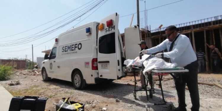 Lo hallan ejecutado a un costado de residencia asegurada por militares