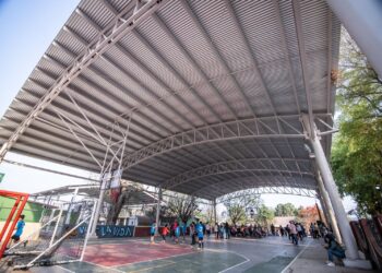 Juan de Dios Gámez entrega techumbre y anuncia pavimentación de calles en Sanalona