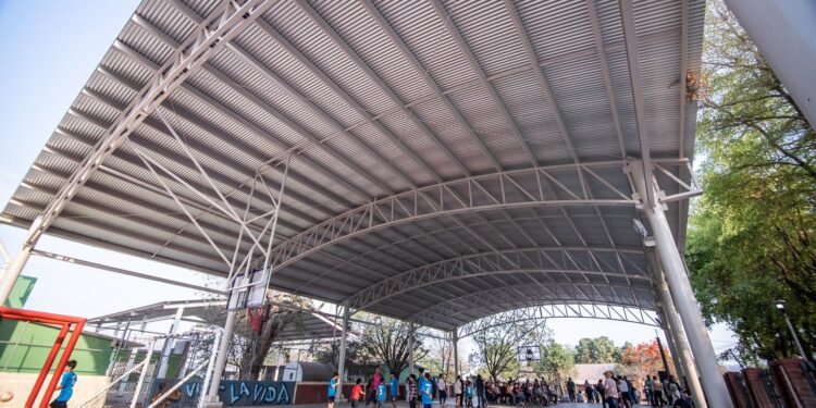 Juan de Dios Gámez entrega techumbre y anuncia pavimentación de calles en Sanalona