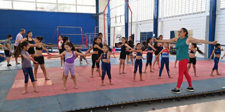 Invitan a niñas y niños a inscribirse a la clínica de verano en gimnasia de la UAS
