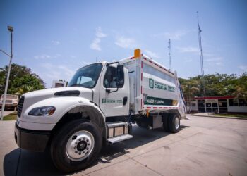 Juan de Dios Gámez inicia la entrega de 10 camiones recolectores de basura a favor de las sindicaturas