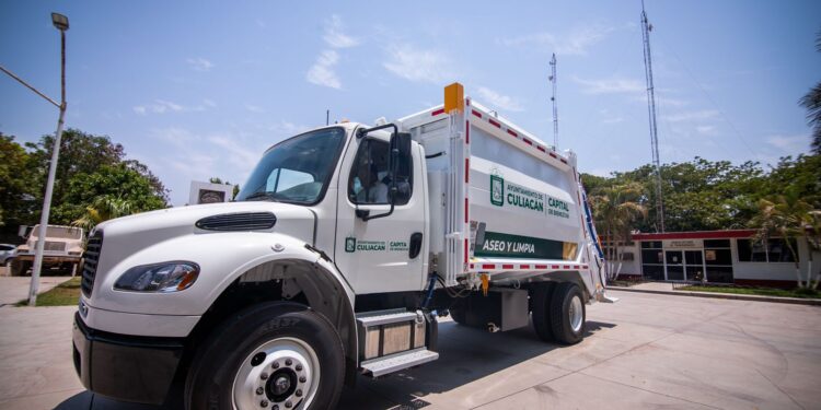 Juan de Dios Gámez inicia la entrega de 10 camiones recolectores de basura a favor de las sindicaturas