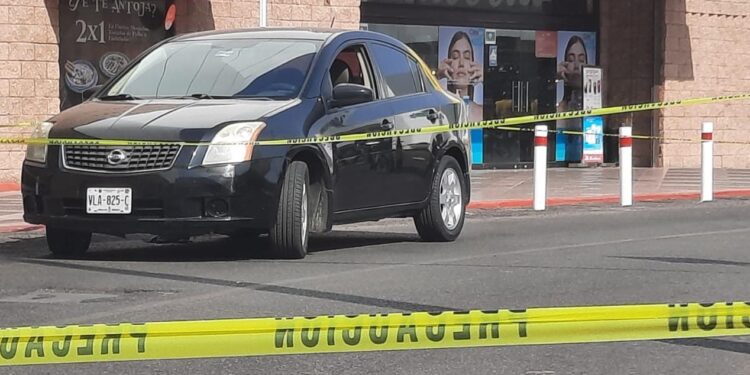 Tras un pleito un joven es baleado en el estacionamiento de la plaza Forum