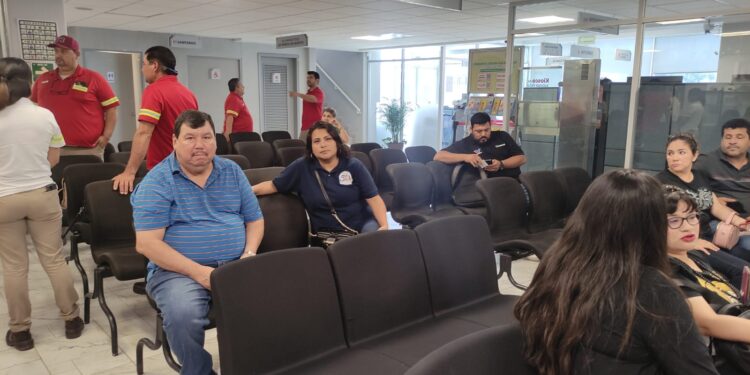 Trabajadores de la UAS acuden a la Feria del Crédito de Infonavit