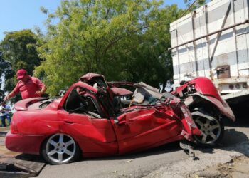Mujer queda prensada al chocar se alcance contra un Tortón frente al Taste de El Fresno