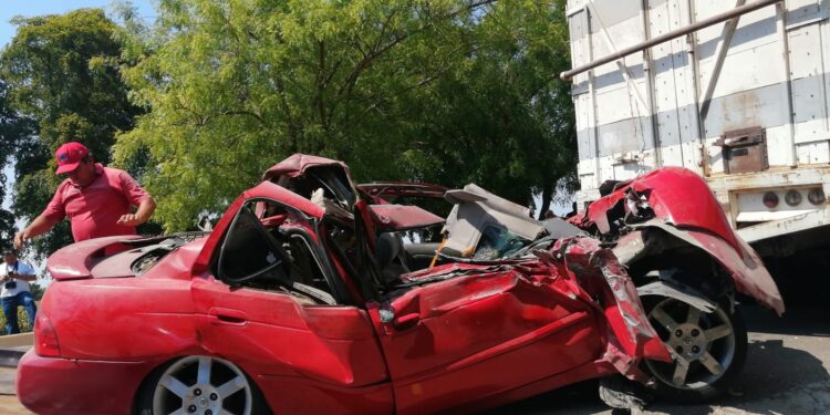 Mujer queda prensada al chocar se alcance contra un Tortón frente al Taste de El Fresno