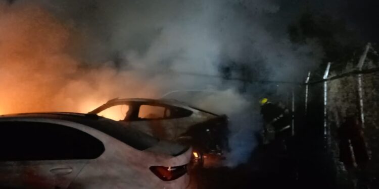 Incendian 8 vehículos BMW en el corredor automotriz