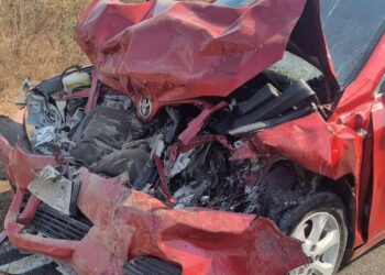 Dos mujeres y un hombre resultaron lesionados durante choque entre una camioneta y un auto en Sanalona