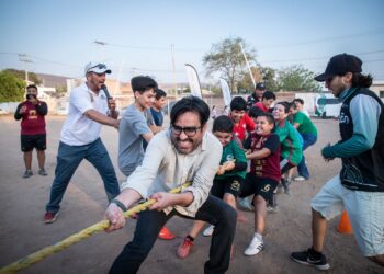 Juan de Dios Gámez entrega material deportivo en Unidad Deportiva CROC