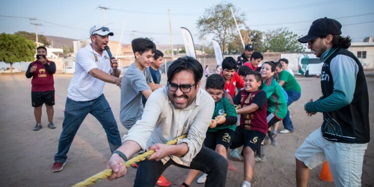 Juan de Dios Gámez entrega material deportivo en Unidad Deportiva CROC