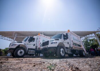 Juan de Dios Gámez entrega dos nuevos camiones recolectores de basura y obras a Quilá