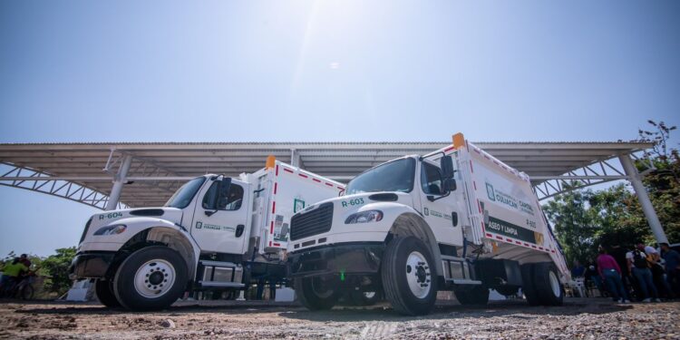 Juan de Dios Gámez entrega dos nuevos camiones recolectores de basura y obras a Quilá