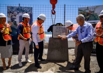 Rocha coloca la primera piedra de hotel Hyde en Mazatlán