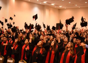 Construyendo la nueva Universidad, se incorporan a la sociedad 340 egresados de la Facultad de Derecho Mazatlán
