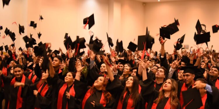 Construyendo la nueva Universidad, se incorporan a la sociedad 340 egresados de la Facultad de Derecho Mazatlán