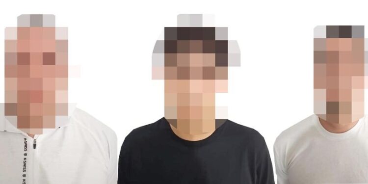 Policías estatales aseguran a tres civiles con arma de fuego y una camioneta robada